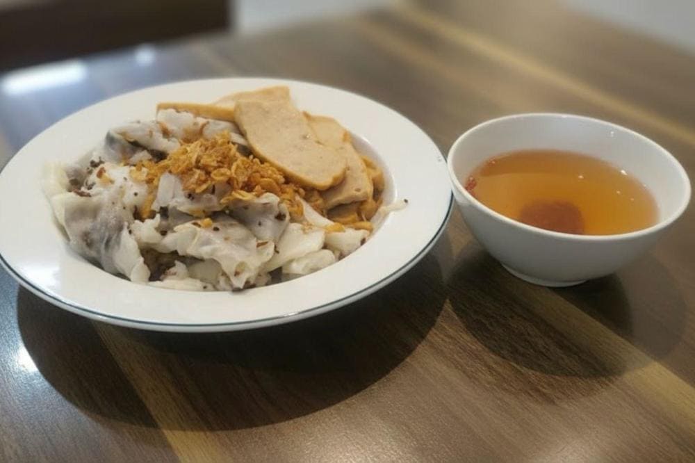 Bánh mỏng, mềm, nhân thịt mộc nhĩ đậm đà, ăn cùng nước chấm pha vừa miệng